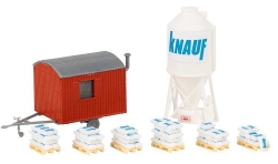 Roulotte, silo et palettes avec sacs de ciment