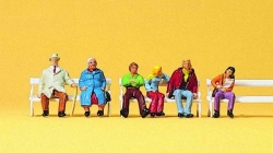 Couples assis sur un banc