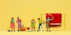 Femmes au foyer faisant le ménage