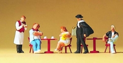 Touristes, serveurs et peintre