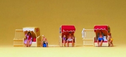 Personnes dans cabines de plage