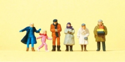 Passants en habits d'hiver